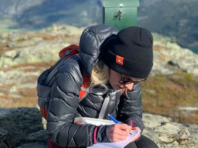 Dame som har gått veslehødn på 1300 moh i Hemsedal