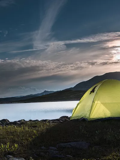 Telt i solnedgangen på fjellet i Hemsedal