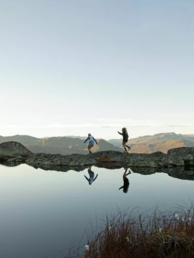 To jenter som balanserer på steiner