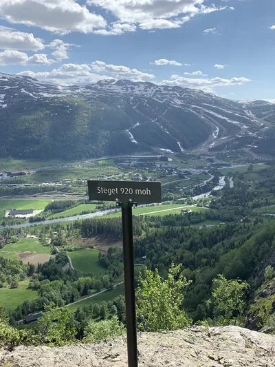Steget skilt, 920 moh med utsikt.