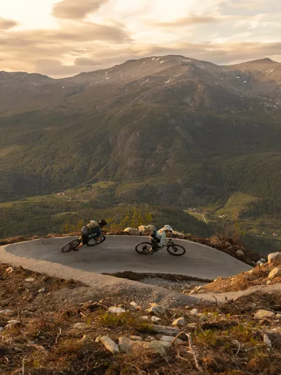 To mennesker som er på vei ned sykkelløypene i Hemsedal skisenter