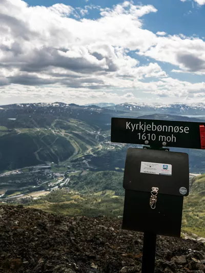 Kyrkjebønnøse skilt, postkasse og utsikt.