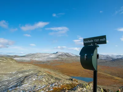 Harahødn, utsiktspunkt, samt skilt og postkasse.