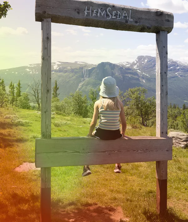 Storhøvda skilt, med jente som sitter i rammen sunfire.